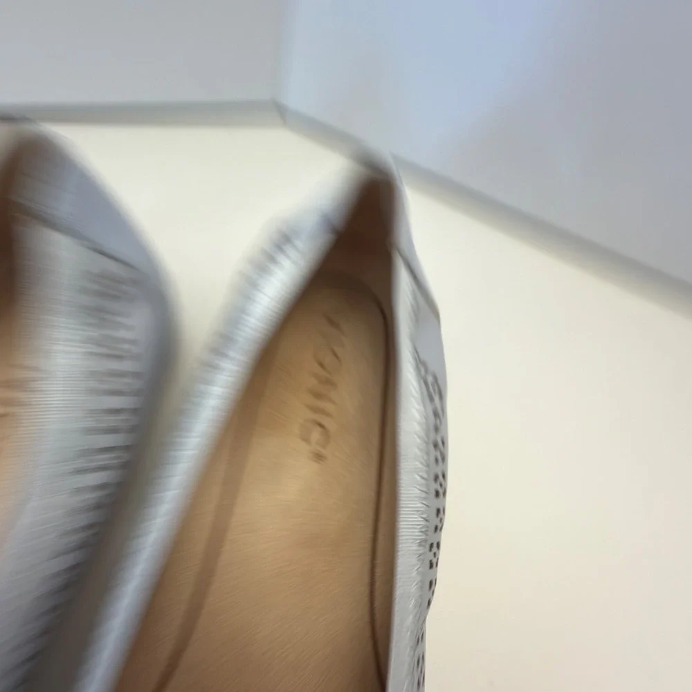 Vionic Whisper Grey Leather‎ Laser Cut Ballet Flats  8W Orthotic Comfort